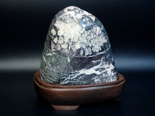鑑賞石 自然石 天然石 紋石 鉱物 （台座付） 蛇紋石3．0kg 鑑賞石 天然石販売 名取貴石 天然石原石鉱物